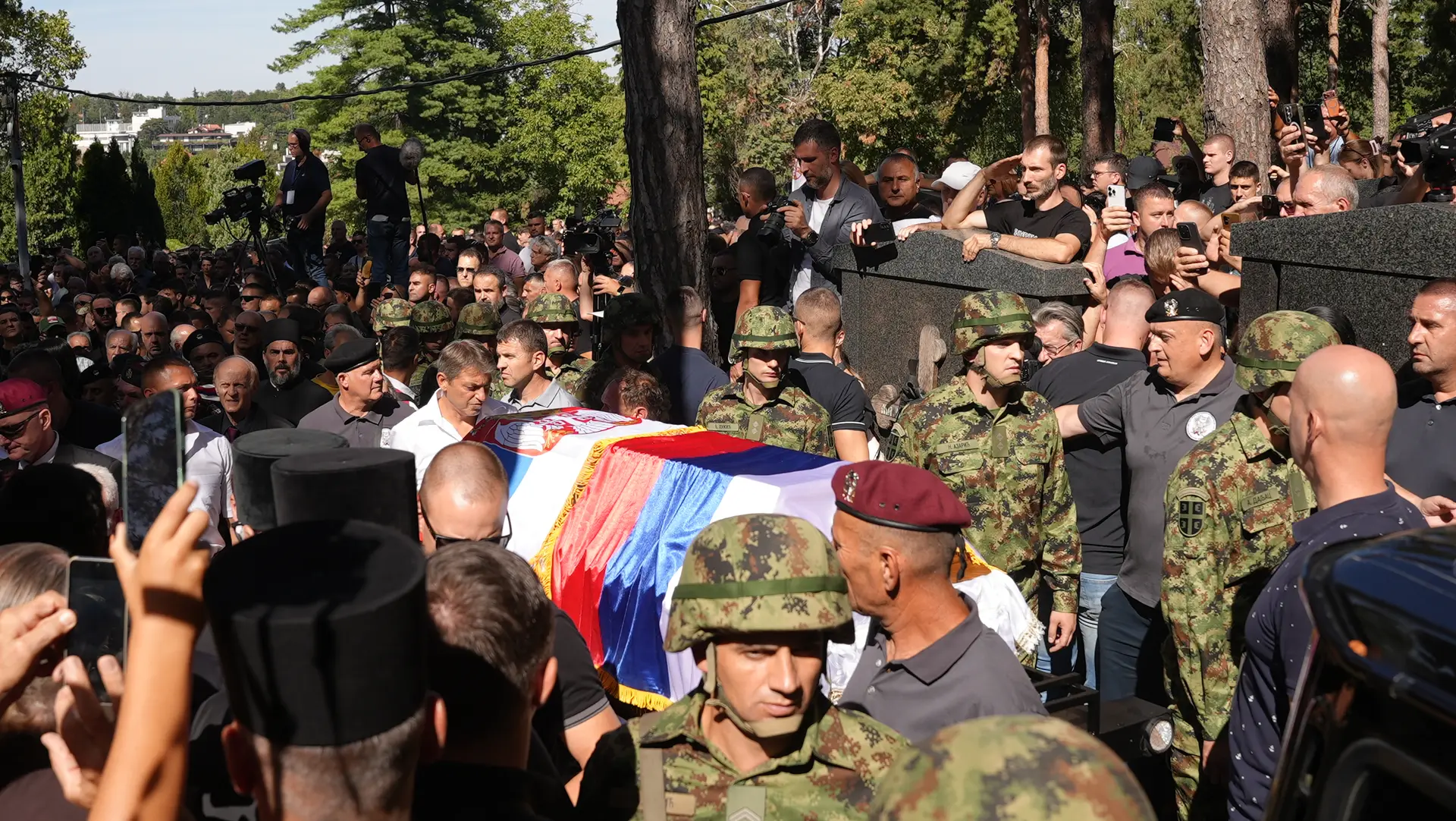 Srpski general je danas otišao u večnost: Sahranjen Ratko Mladić na Topčiderskom groblju - desetine hiljada ljudi ispratilo heroja na večni počinak (FOTO)(VIDEO)