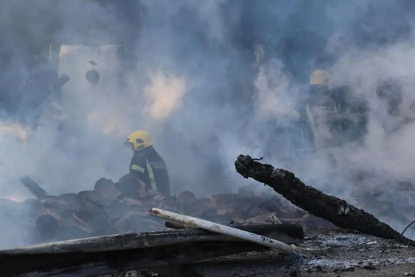 Grom udario u porodičnu kuću i zapalio je: Lazići ostali bez krova nad glavom - prozori su se stresli a onda su videli da gori krov