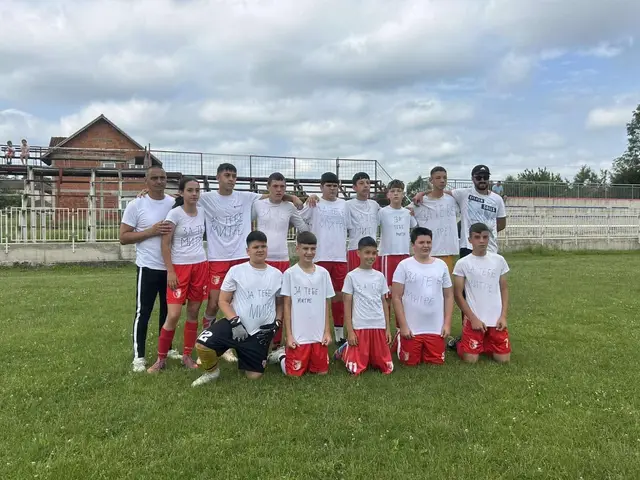 Dirljiva poruka na majicama dečaka iz FK Slatina, foto: RINA