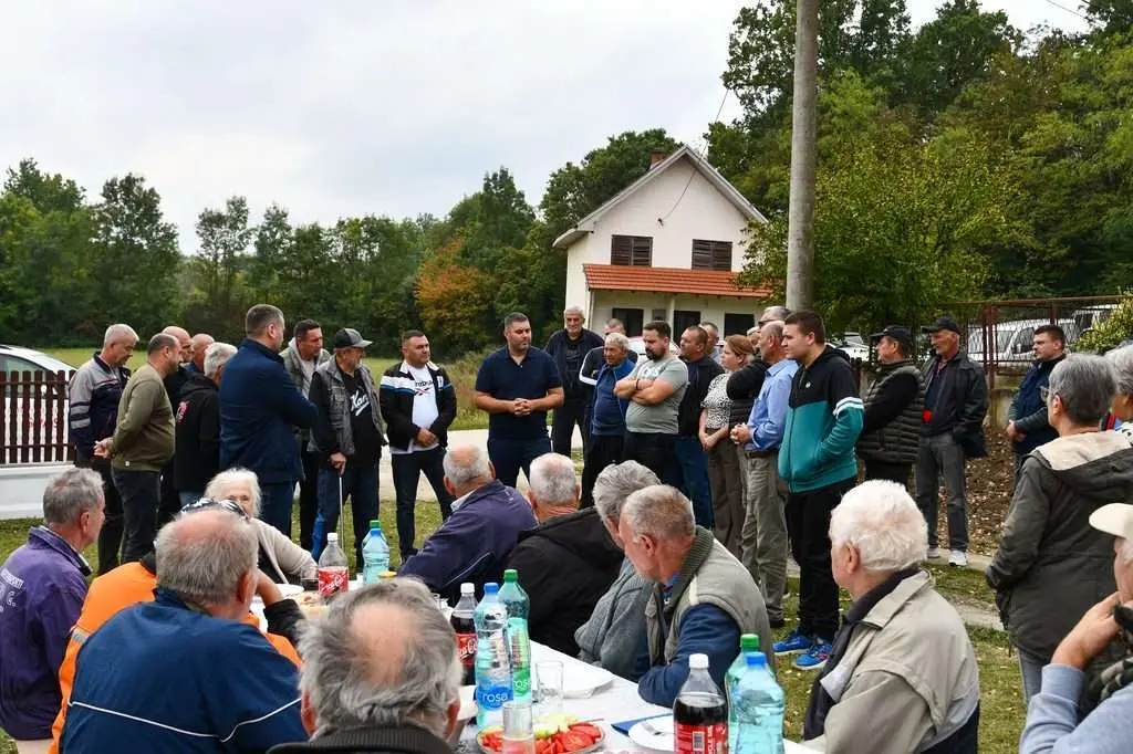 Nekada smo u selu imali samo pet sijalica, sada 12 kilometara ulične rasvete: Velika ulaganja u Viljušu kod Čačka, asfaltira se ključna deonica