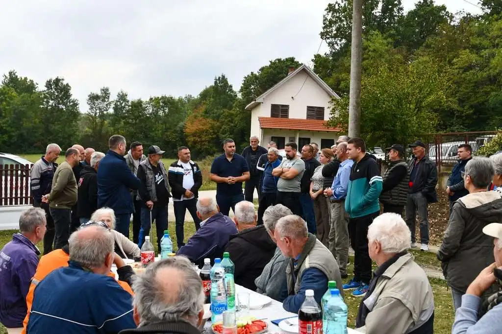 Nekada smo u selu imali samo pet sijalica, sada 12 kilometara ulične rasvete: Velika ulaganja u Viljušu kod Čačka, asfaltira se ključna deonica