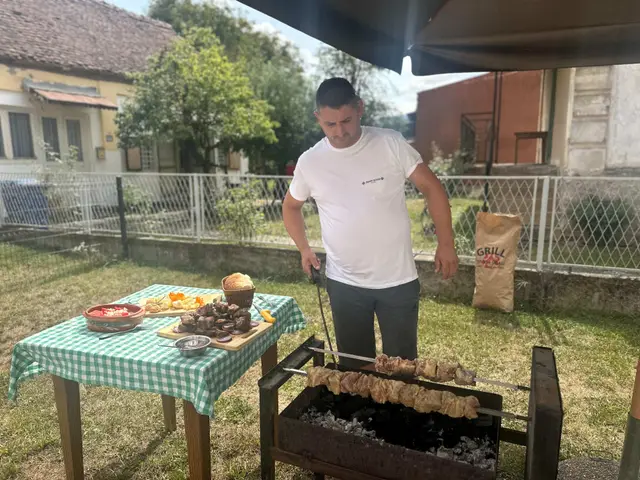 Jovo sprema hajdučki ćevap / foto: RINA