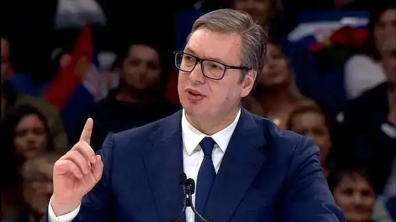 Kucnuo je taj čas: Vučić podnosi ostavku na mesto predsednika Srbije, hiljade ljudi ga dočekalo ispred zgrade predsedništva uz samo jednu poruku a to je - hvala!