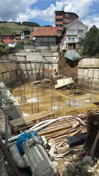 Drama na gradilištu u Novom Pazaru: Srušio se potporni zid, ugroženo više stambenih objekata (FOTO)