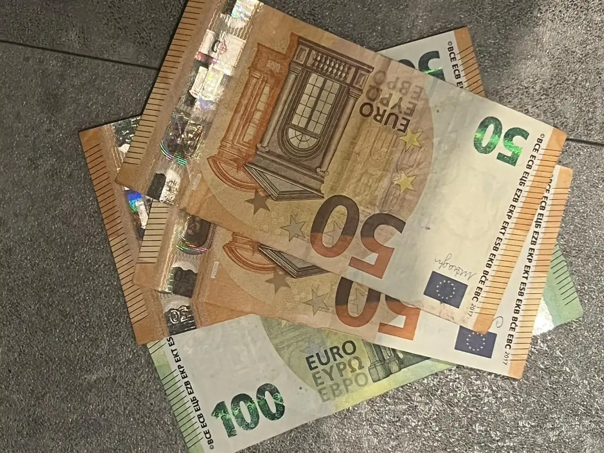 Čačani masovno menjaju dinare u eure, dešava se da zbog ogromne potražnje nestane deviza: Iz menjačnica poručuju - nema mesta panici