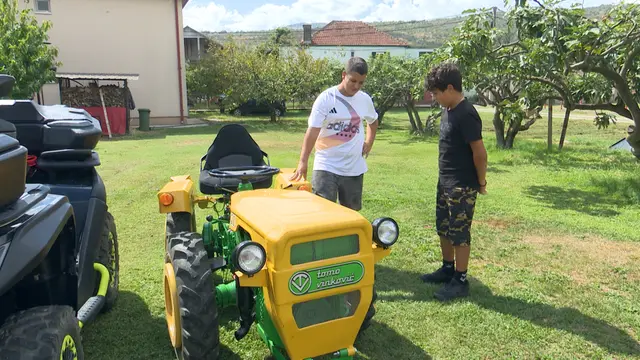 Đorđe i Dušan čitavo leto radili d abi kupili traktor / foto: RINA