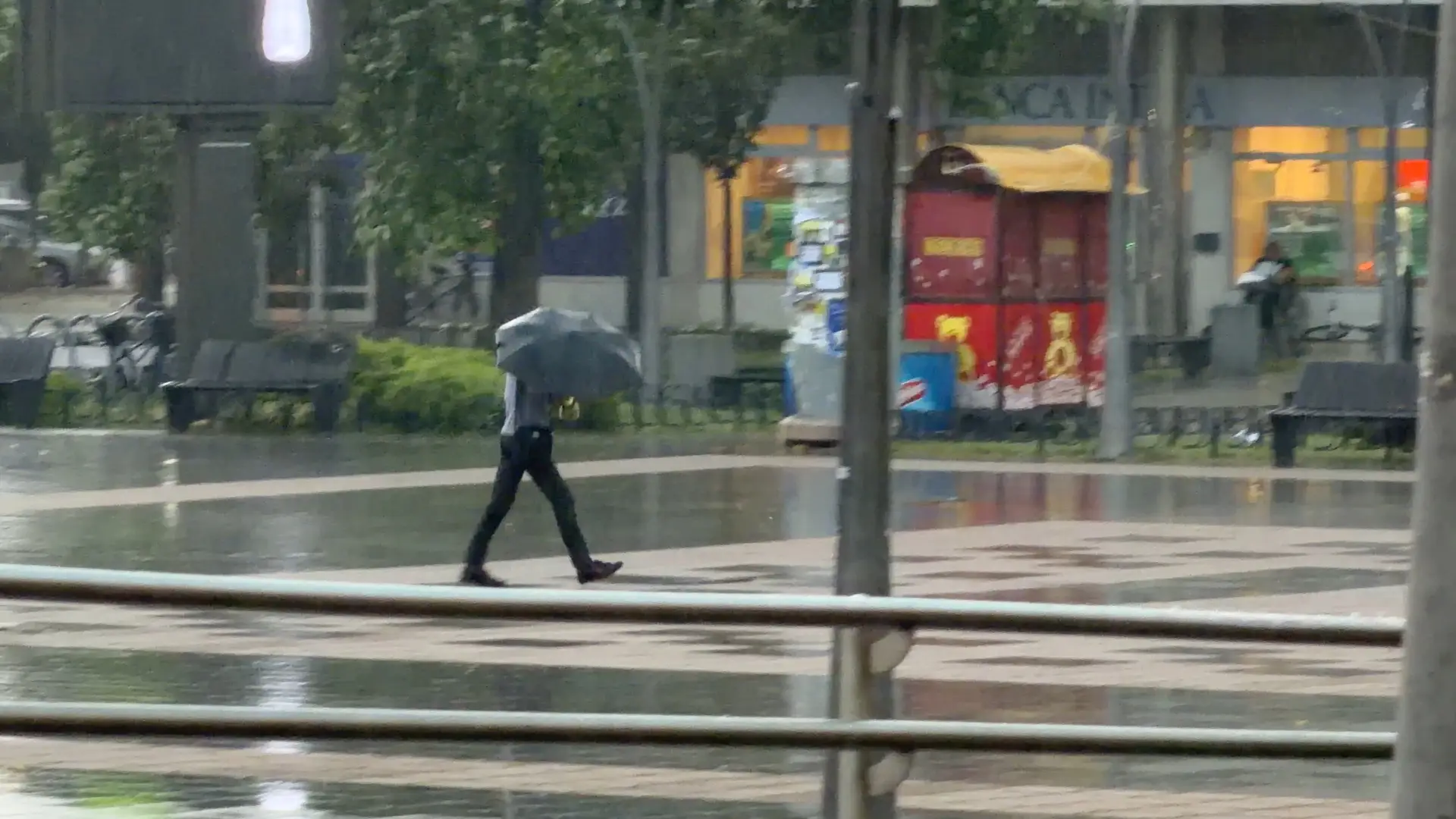 Prst pred okom se nije video: Snažno nevreme pogodilo Čačak, jak grad u ariljskom selu - važan apel upućen vozačima (FOTO)(VIDEO)