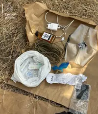 Tablete, špricevi, alkohol i oružje: Ovo je pronađeno u rancu trostrukog ubice iz Rusije - policija sve poslala na veštačenje  (FOTO)