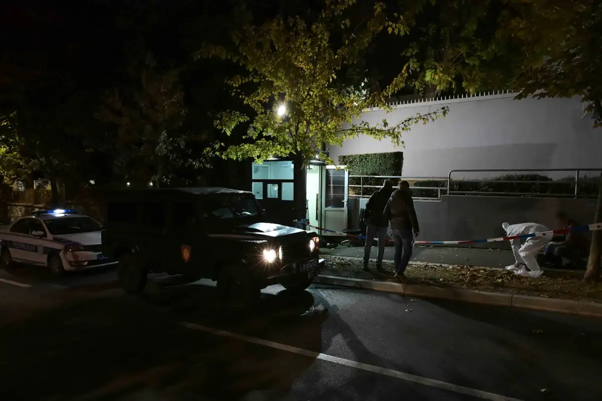 Teroristički napad u Beogradu: Maloletnik noževima napao policajca ispred ambasade Izraela (FOTO)(VIDEO)