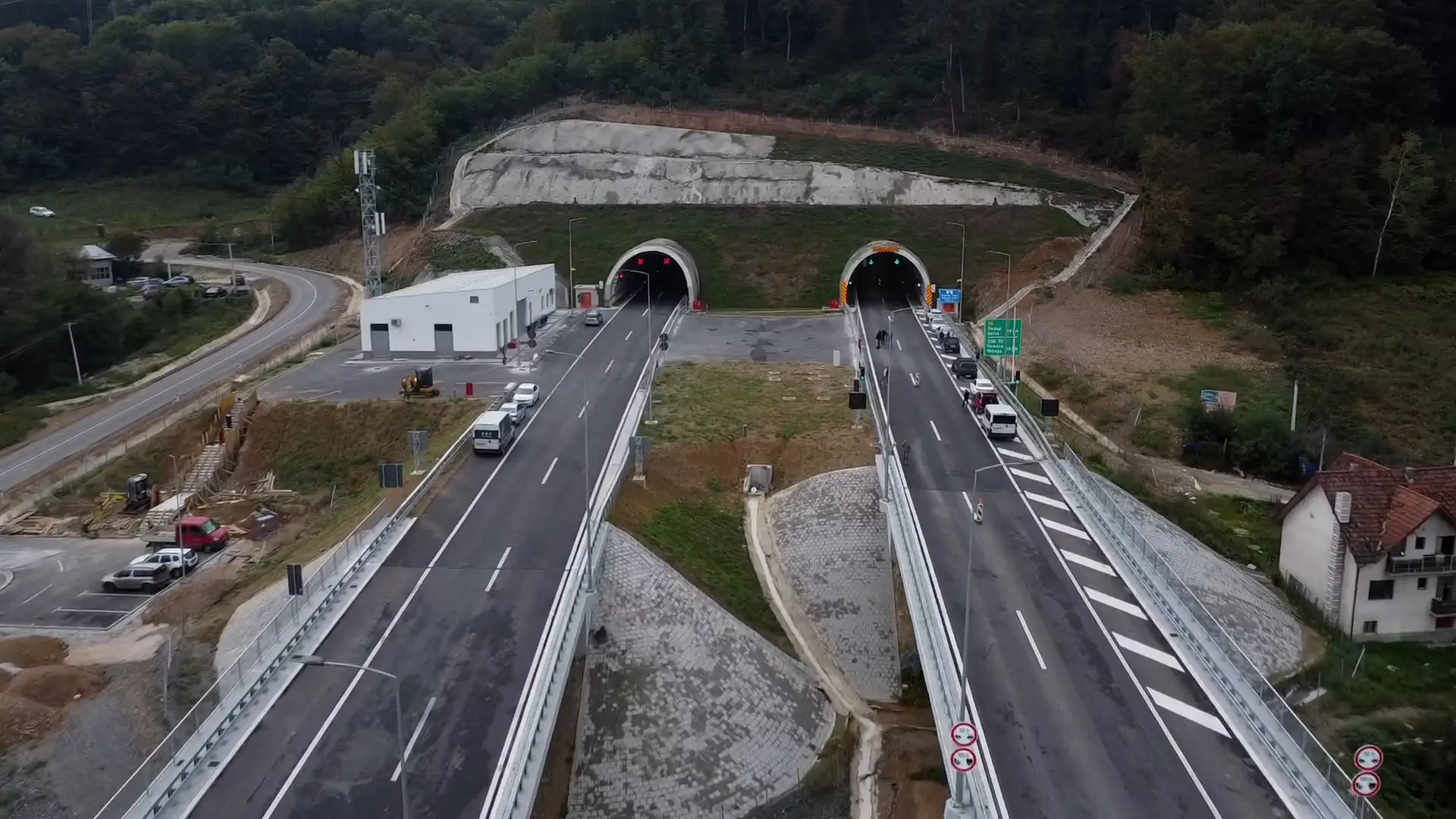 Drama na auto-putu „Miloš Veliki“: Automobil užičkih tablica jutros vozio u kontra smeru kod Pakovraća, ljudi u neverici