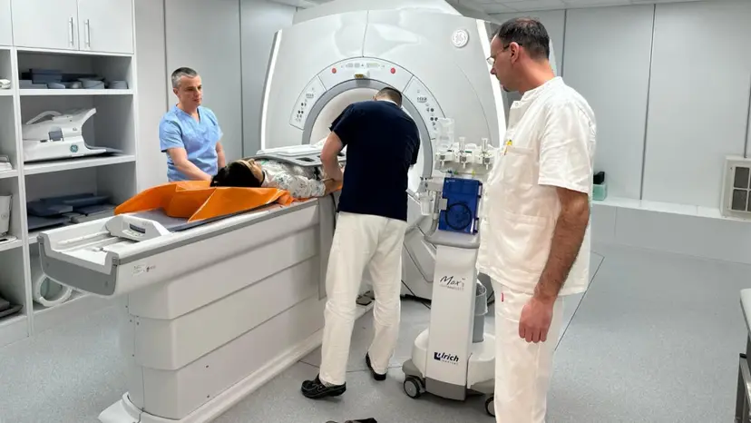 Lekari iz Londona operišu u Tiršovoj o trošku RFZO