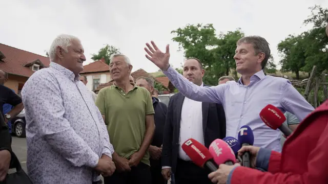Glišić u poseti porodici Gerzić u Viči Foto RINA