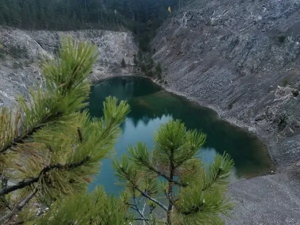 Tirkizni dragulj Zapadne Srbije: Tavničko jezero kod Zlatibora krasi neverovatna lepota, samo retki do njega dolaze (FOTO)