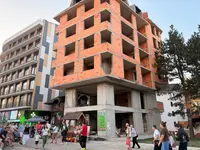 Kao da su je sklapali iz kinder jaja: Neobična građevina u centru Zlatibora i ovog leta privlači pažnju prolaznika - niko na njoj više ništa ne radi (FOTO)
