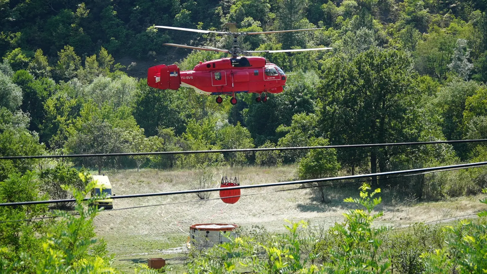 Požar na Stolovima i dalje je aktivan: Vatrogasci i helikopteri danonoćno na terenu u borbi sa stihijom