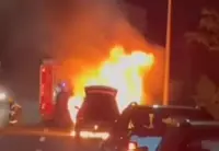 Dramatični prizori kod Zlatibora: Zapalio se automobil na magistrali, vatrogasci-spasioci na terenu