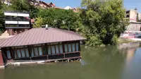 Uklanja se potonuli splav iz reke Đetinje, u njegovoj blizini došlo i do tragedije: Na plaži zbog toga sve do sada bila crvena zastavica