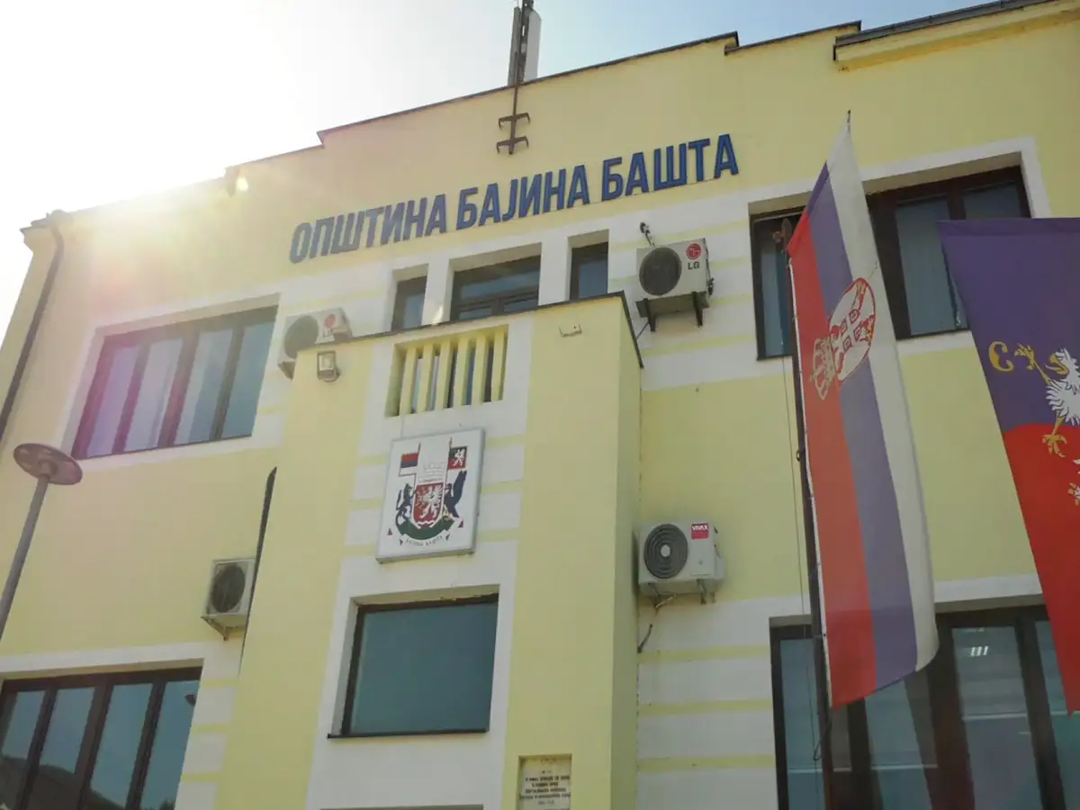 Roditeljima stiže novac pred prvo školsko zvono: U Bajinoj Bašti počela isplata po 10.000 dinara za svakog budućeg prvaka