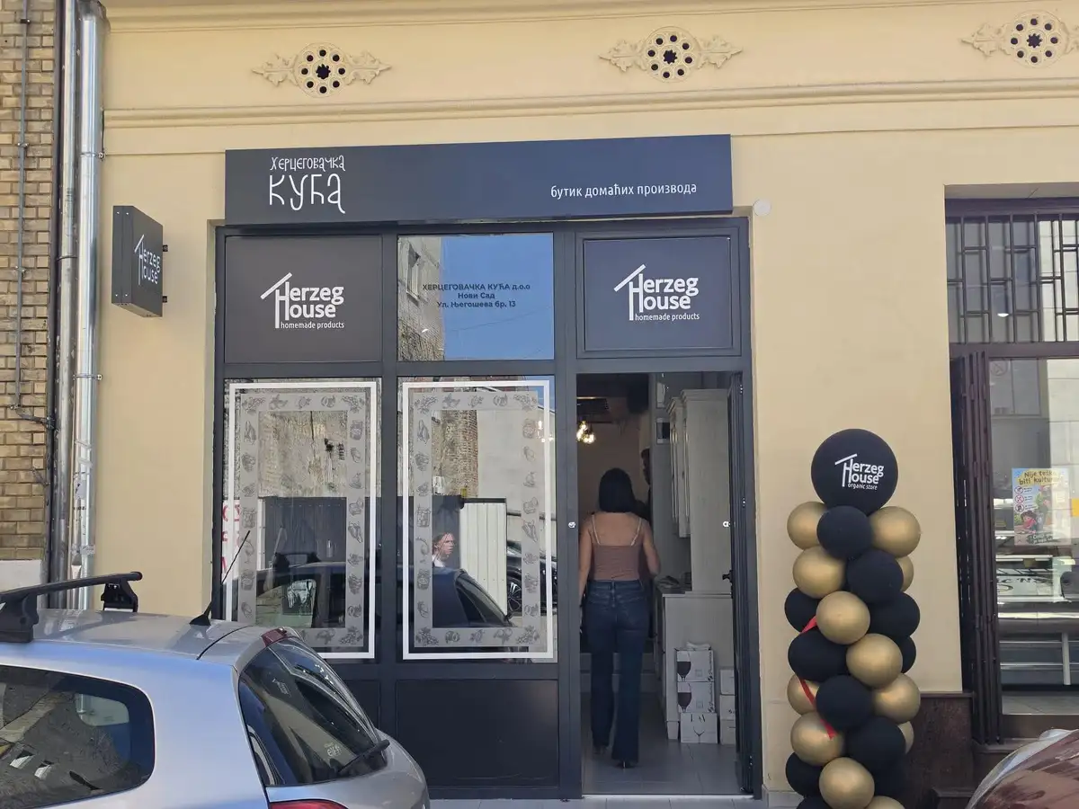 Neraskidiva veza: Hercegovačka kuća na oduševljenje građana otvorena u centru Novog Sada (FOTO)