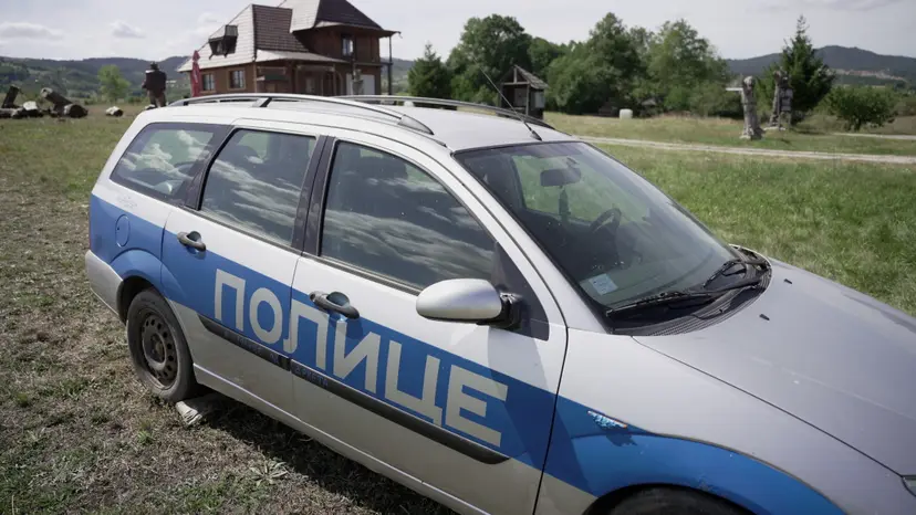 Potpuno neobičan automobil zbunjuje vozače na putu ka Kotromanu: Kada ugledaju natpis „POLICE“, prvo pomisle da ih čeka patrola (FOTO)(VIDEO)