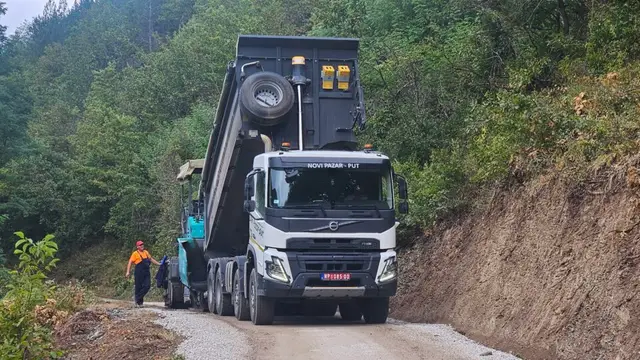 Asflatiran put u selu Slatina kod Prijepolja / foto: RINA