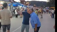 On je čovek legenda, slika se sa svima: Sjajno raspoložen Orban ponovo oduševio Srbe, šeta Dragačevom i uživa (VIDEO)