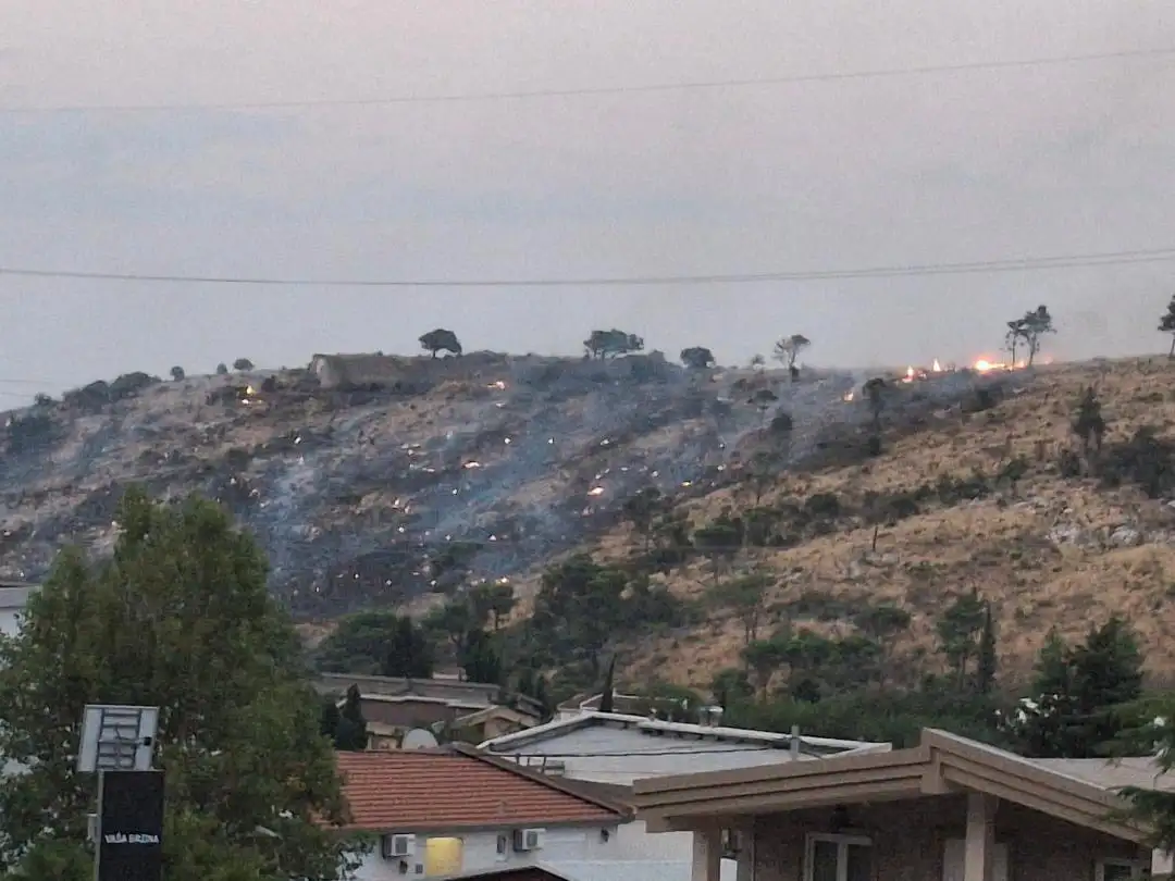 Ogroman požar u Sutomoru: Vatra stigla do prvih kuća (FOTO)(VIDEO)