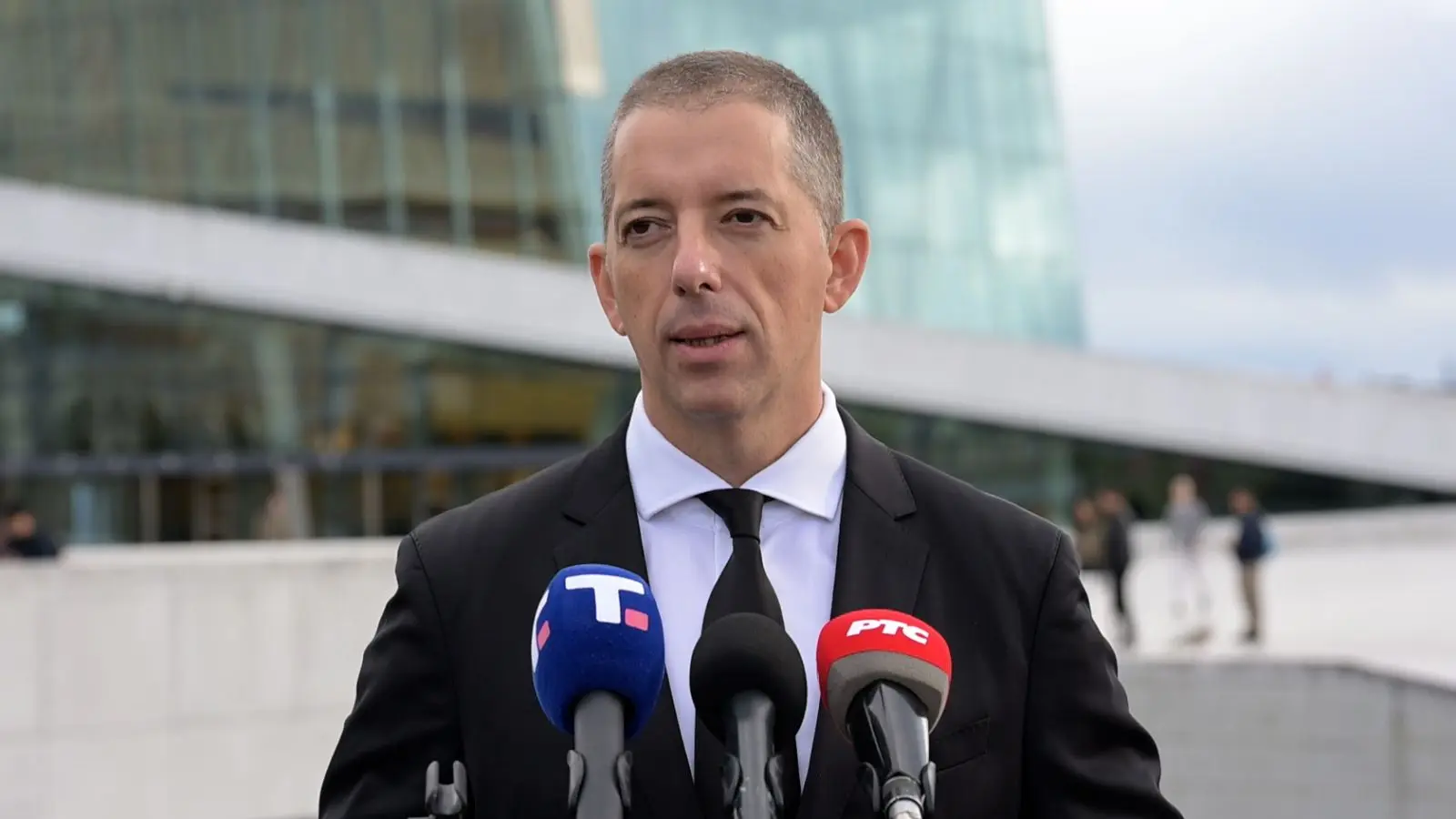 Đurić u Oslu odao poslednju počast kralju Haraldu Petom: Bio je istinski most prijateljstva Srbije i Norveške