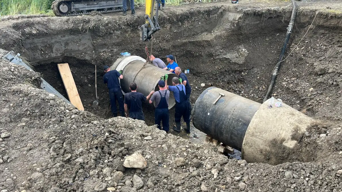 Havarija u opštini Raška, potom na ulicama: Pukla vodovodna cev tokom izvođenja radova na privatnom posedu - ekipe na terenu