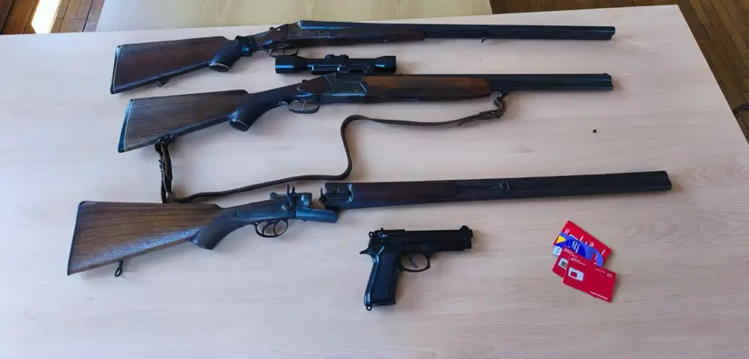 Tri lovačke puške kod jednog, startni pištolj kod drugog: Policija na Cetinju pretresla objekte koje koriste mladići od 23 i 26 godina (FOTO)