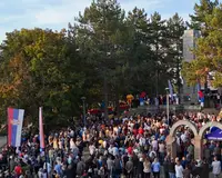 Prelepa slika sa junačkog brda Ljubić poslata u svet: Deca i porodica su budućnost države, preko 3.000 ljudi imalo je samo jednu poruku - ujedinjena Srbija pobeđuje