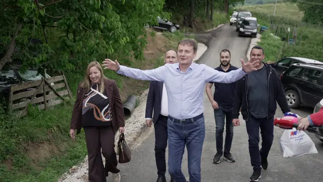 Glišić u poseti porodici Gerzić u Viči Foto RINA