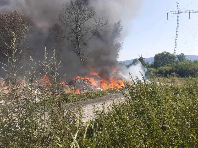 Požar na deponiji kod Kragujevca: Izbio u pola noći, vatrogasci hitno upućeni na teren - lokalizovan plamen oko 11 sati