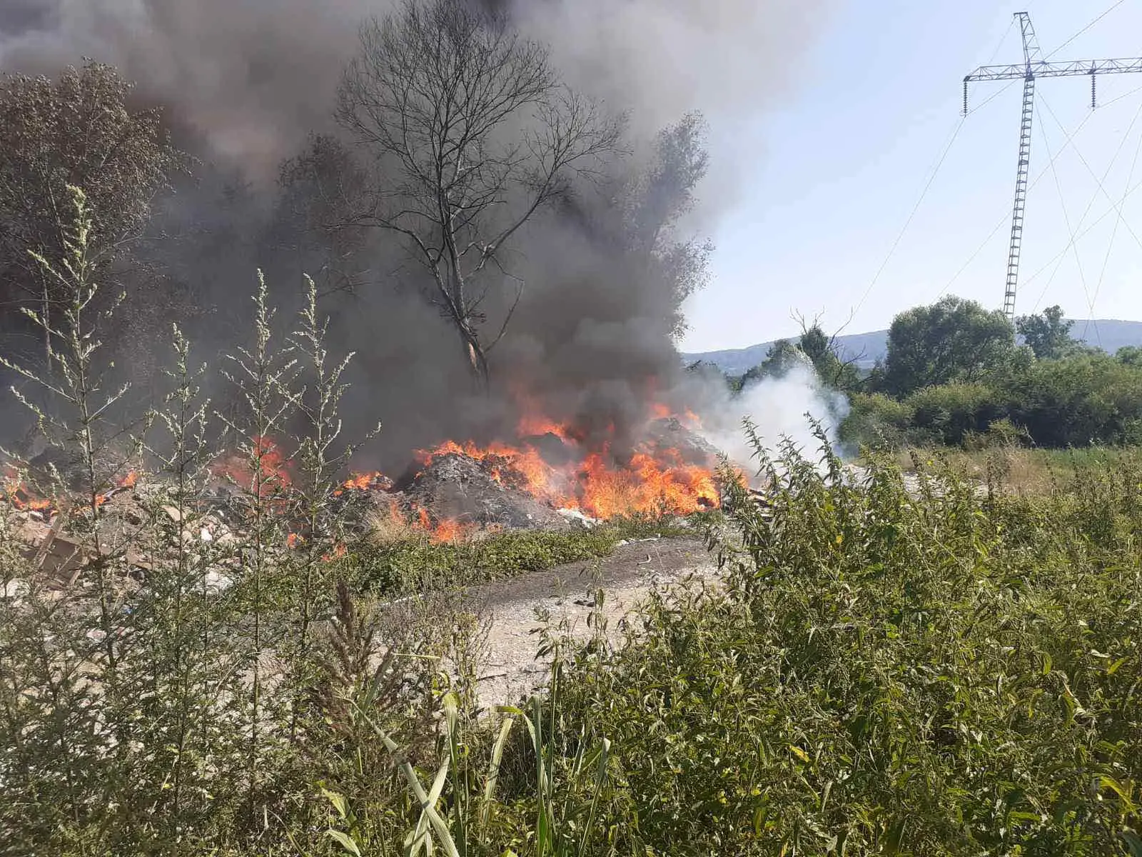 Požar na deponiji kod Kragujevca: Izbio u pola noći, vatrogasci hitno upućeni na teren - lokalizovan plamen oko 11 sati