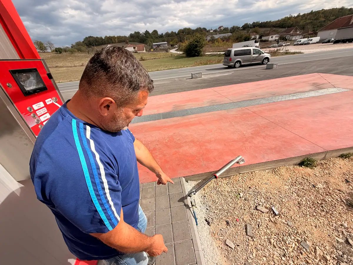 Ovako izgleda perionica u Čačku koju su demolirali maskrani napadači: Krvnički udarali po inventaru pa pobegli preko livade - policija traga za razbojnicima (FOTO)
