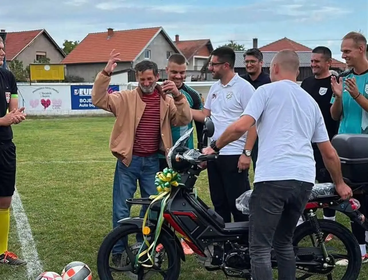 Neverovatan gest u Čačku: Fudbaleri kluba iz Trbušana svom vernom navijaču kupili novi motor - tako su rekli hvala za godine ljubavi i podrške (FOTO)