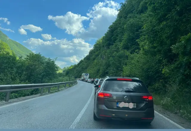 Gužva na graničnom prelazu sa Crnom Gorom, foto: RINA
