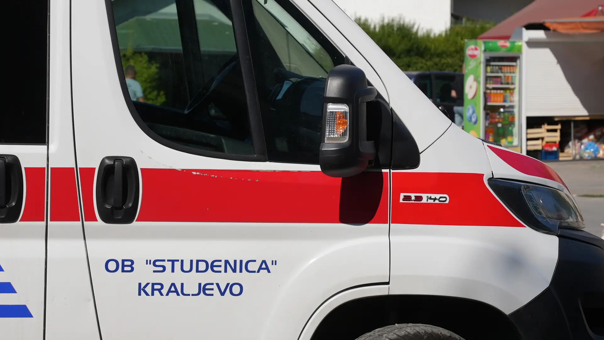 JEZIVA NESREĆA U CENTRU KRALJEVA: Automobil izleteo na trotoar i udario majku sa bebom u kolicima i starijim detetom