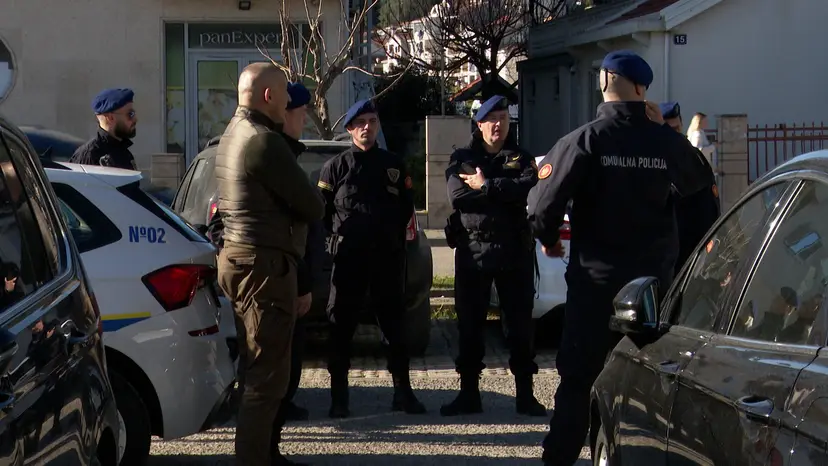 Maskiran i naoružan upao u market, pištoljem zapretio radnici: Obezbeđenje savladalo osumnjičenog Rožajca