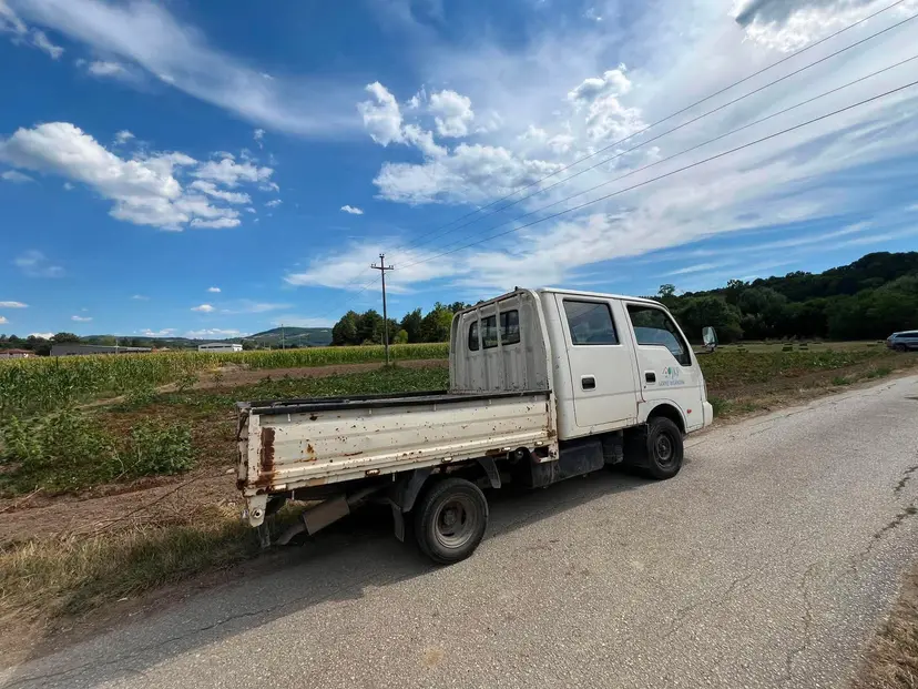 Ovde je pukla magistralna cev, na lice mesta odmah stigle nadležne ekipe: Hitno saniran kvar na vodovodnoj mreži kod Takova, u narednim satima svi će dobiti vodu (FOTO)