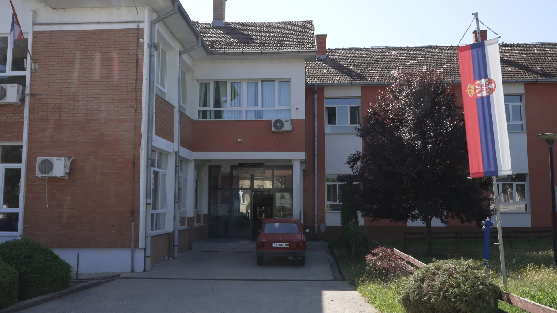 Ovo se ranije nije dešavalo - samo jedno odeljenje prvaka selo u klupe u najpoznatijoj seoskoj školi u Srbiji: Nekada je u Slatini bilo mnogo više đaka (FOTO)