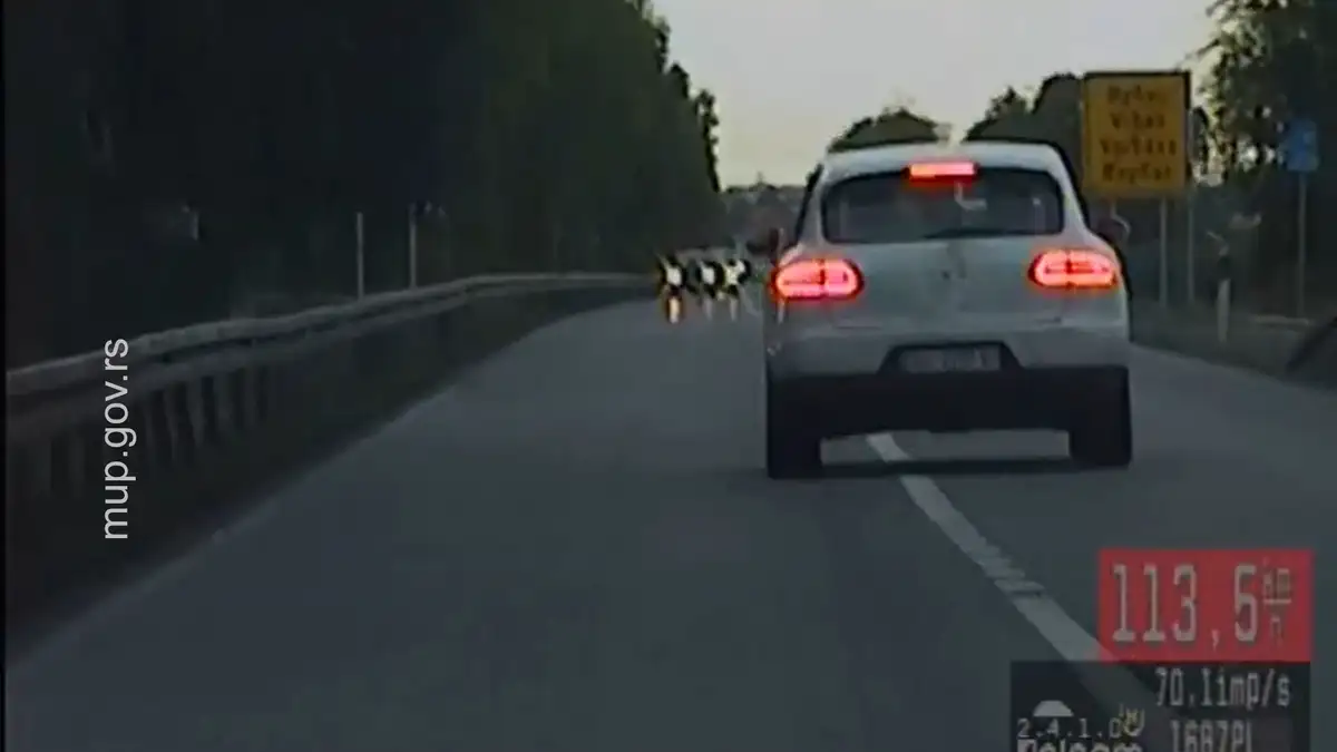 „Porscheom“ jurio 112 gde je ograničenje 50 i preticao preko pune linije: Presretač ga zaustavio kod Kule (FOTO)(VIDEO)