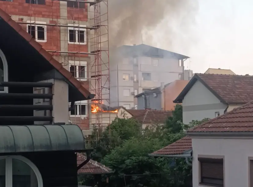 Veliki požar na kući u centru Čačka: Gori krovna konstrukcija, vatrogasne ekipe na licu mesta (FOTO)