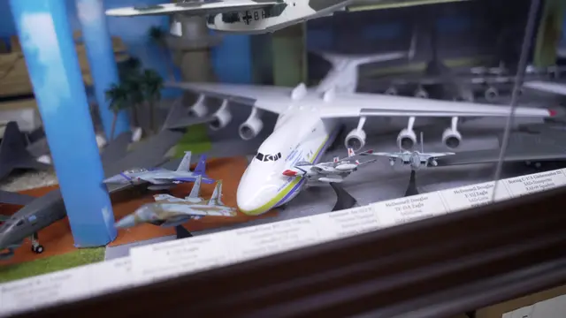 Samir duže od tri decenije skuplja makete aviona / foto: RINA