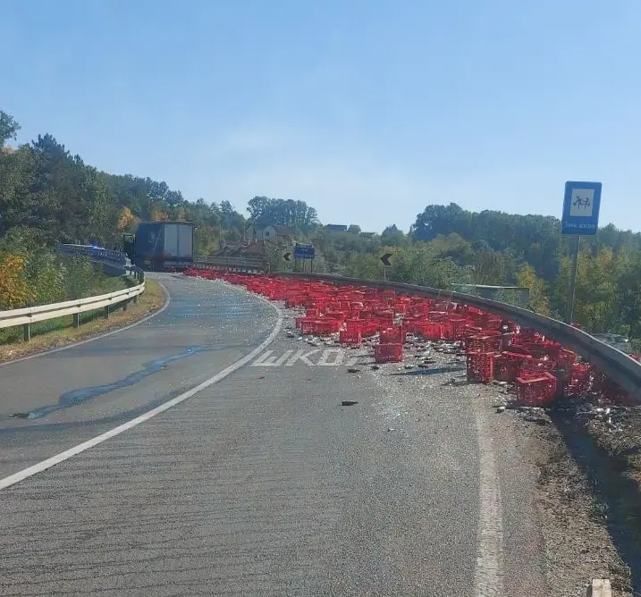 HAOS KOD GORNJEG MILANOVCA: Prevrnuo se šleper, više od 500 gajbi „Koka-kole“ završilo na putu