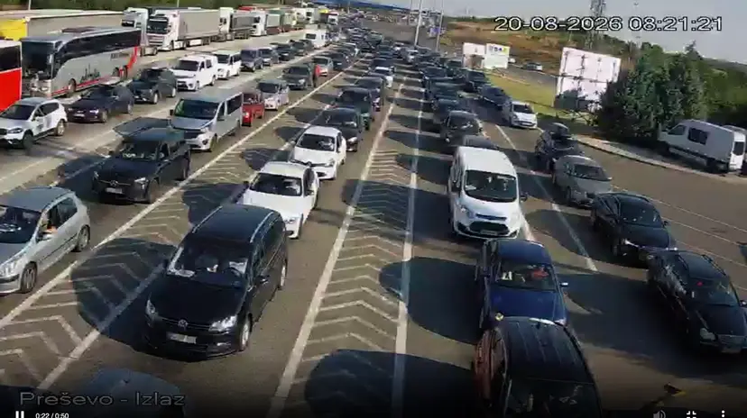 KOLONAMA NA PREŠEVU NE VIDI SE KRAJ: Fotografije sa izlaza iz Srbije pokazuju nepregledan niz vozila, zvanično čekanje 40 minuta (FOTO)