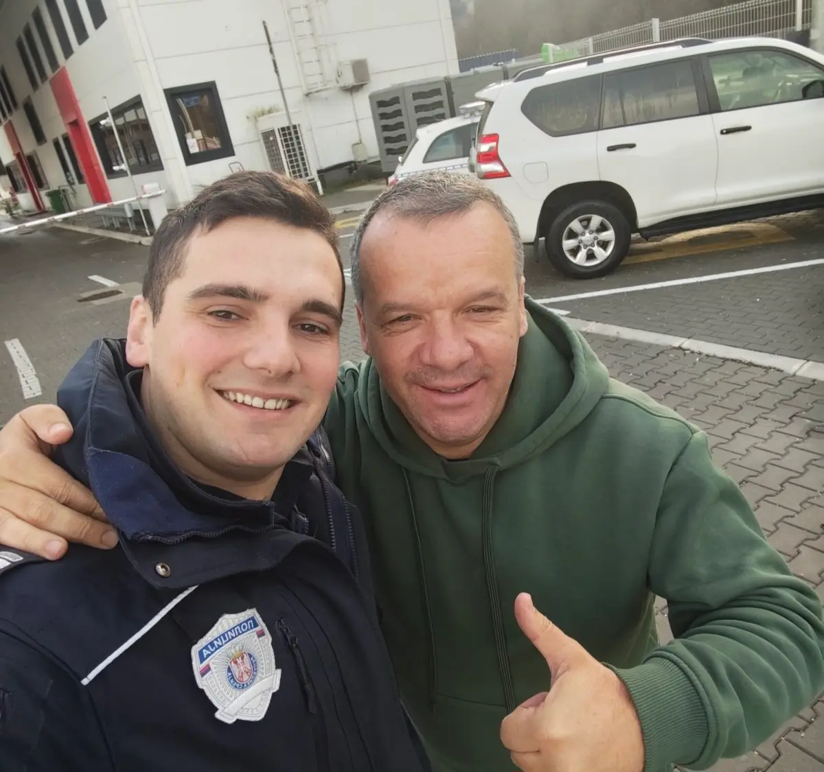 Čekali tri sata pored puta, niko nije stao da im pruži pomoć osim Stefana: Granični policajac pomogao porodici u nevolji - vratio nam je veru u dobre ljude (FOTO)