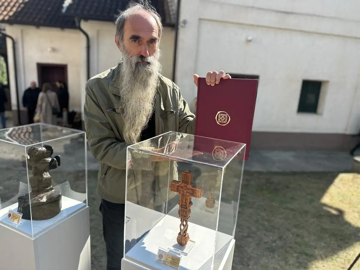 Rezbario sam ga sedam dana od trešnjinog drveta i sa puno ljubavi: Milenkov krst izabran za najlepši rad napravljen u čast patrijarha Pavla (FOTO)