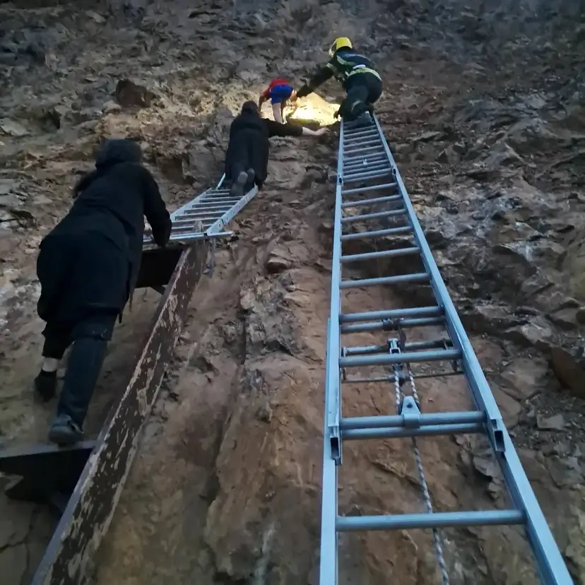 PRVE SLIKE DRAME U OVČAR BANJI: Dečak ostao zarobljen na litici visokoj 15 metara, monasi krenuli da ga spasavaju (FOTO)