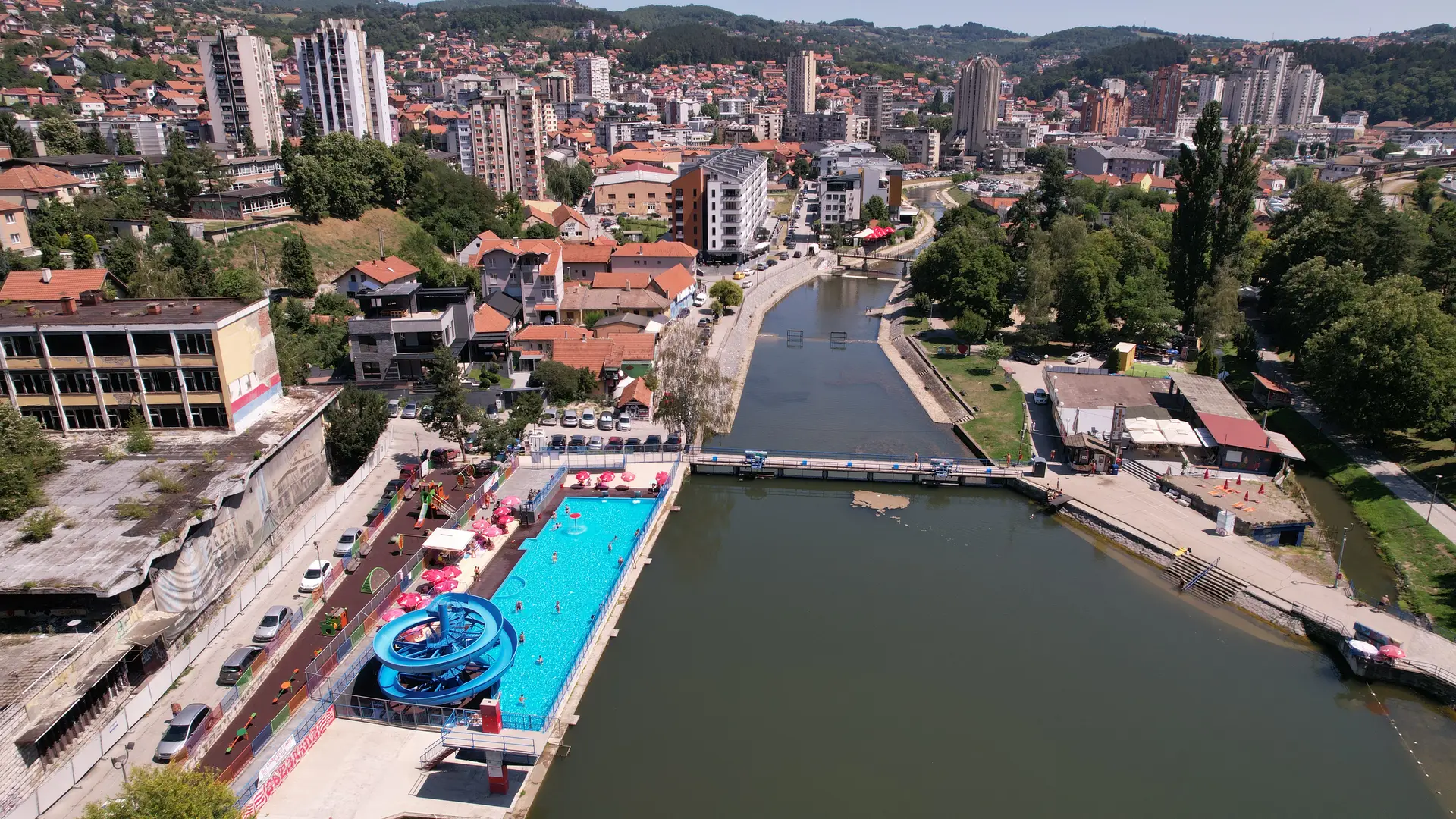 Muškarac pao sa zgrade u Užicu: Zadobio teške telesne povrede, lekari mu se bore za život
